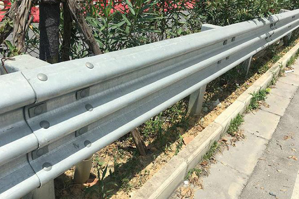 Thrie-Beam Vs. W-Beam Guardrail: What's the Difference?